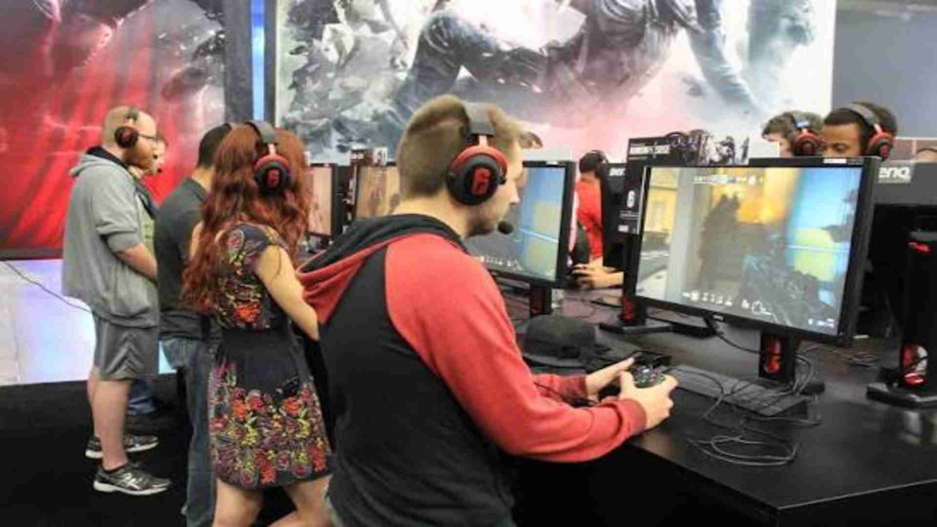 Random Rewards That Improve Community Engagement